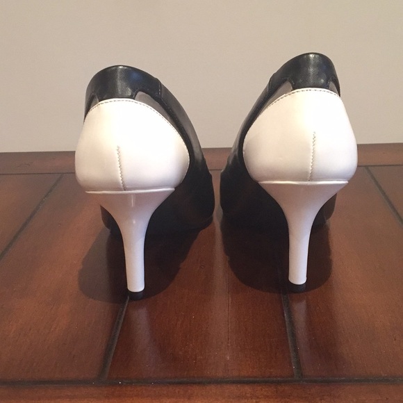 NWOT Striking Black & White Bandolino Size 5 Pumps - Picture 3 of 6